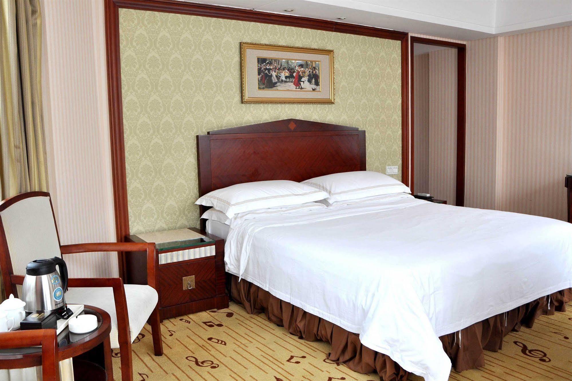 Vienna Hotel Guangzhou Bagian luar foto